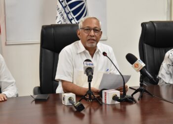 Ángel Hernández defiende la transparencia y honestidad de su gestión al frente del Ministerio de Educación