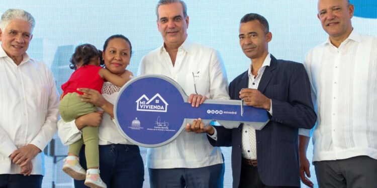 Presidente Abinader entrega más de 400 nuevos apartamentos del Plan Mi Vivienda en Santiago