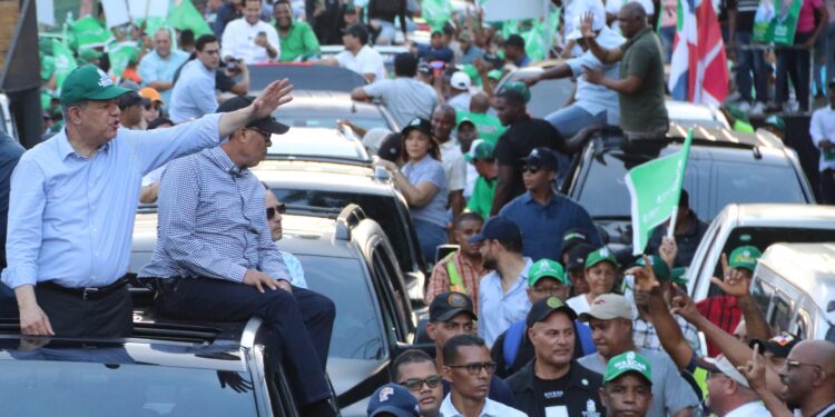 Junto con Leonel Fernández y la FP, peledeistas y de otros partidos recorren barrios del DN y SDE