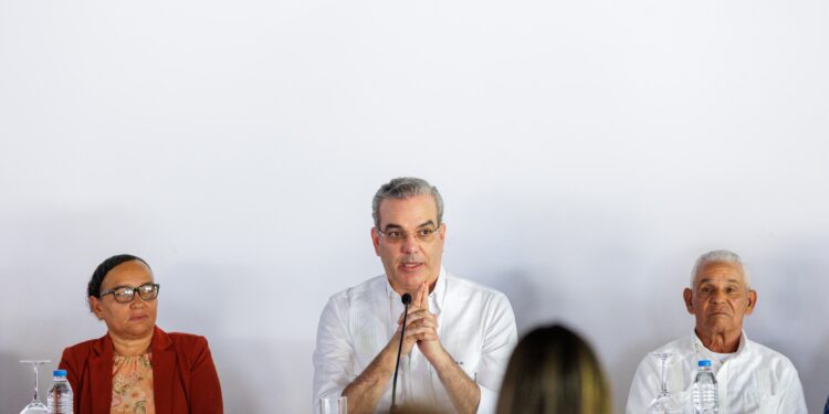 Presidente Abinader culmina jornada en San José de Ocoa inaugurando un palacio municipal, un complejo deportivo, y la carretera Arroyo Palma-Bello Sobrante