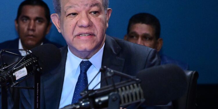 Leonel advierte se llevará al TC la ley que permitió a Abinader firmar el contrato de Aerodom sin transparencia