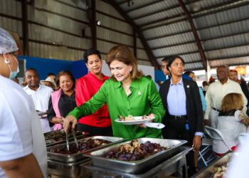 Vicepresidenta comparte almuerzo navideño con moradores de Villa Mella y La Victoria