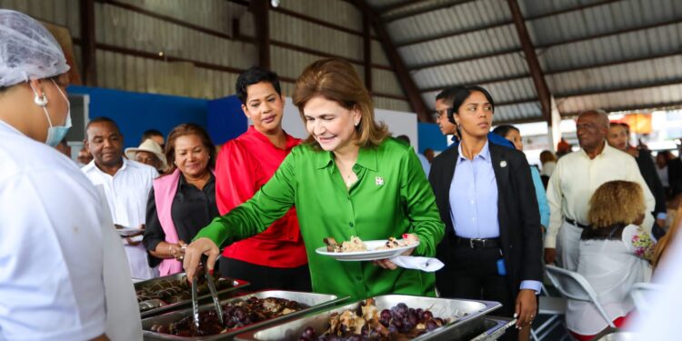Vicepresidenta comparte almuerzo navideño con moradores de Villa Mella y La Victoria