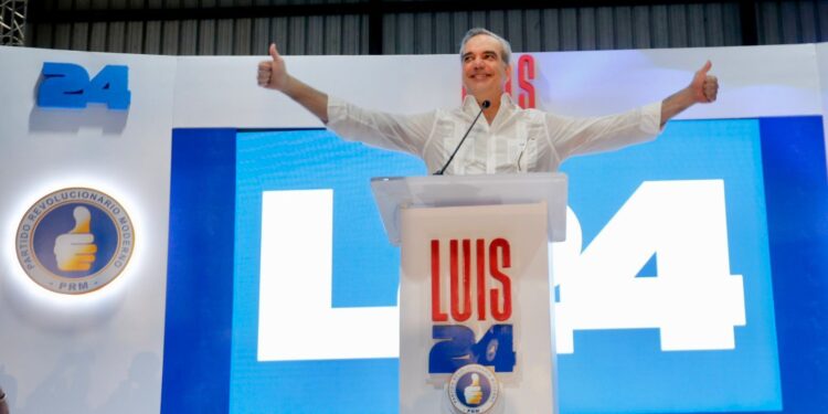 Luis Abinader ganaría en primera vuelta las elecciones, según encuesta