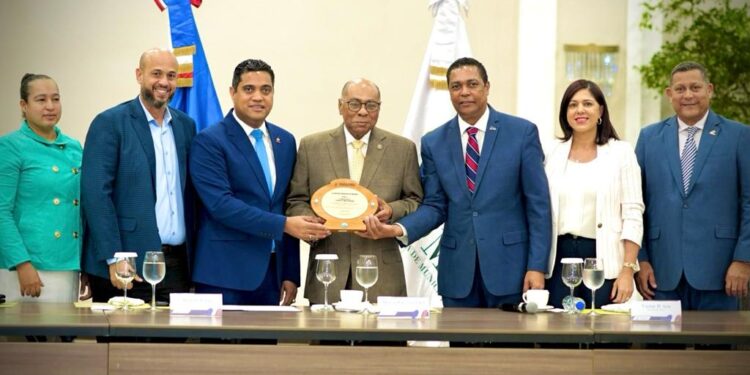 Fedomu reconoce trayectoria de Milton Ray Guevara