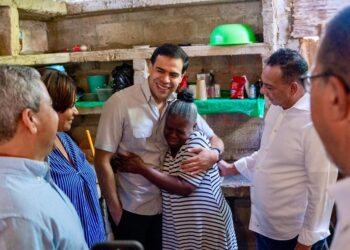Roberto Ángel supervisa reparación de viviendas y entrega de enseres a familias de La Colorada en Monte Plata