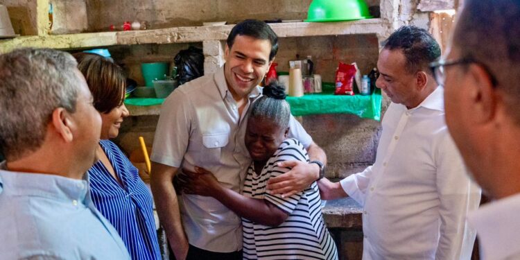 Roberto Ángel supervisa reparación de viviendas y entrega de enseres a familias de La Colorada en Monte Plata