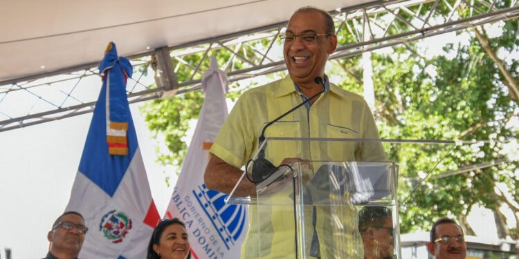 Deligne Ascención inicia en Hato Mayor programa “Obras Públicas con la gente”