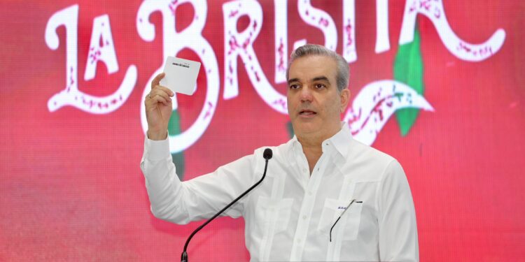 Presidente Abinader anuncia 2.5 millones de dominicanos se beneficiarán con la entrega bonos navideños