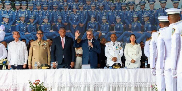 Presidente Abinader encabeza graduación de cadetes de la Policía Nacional con 57 nuevos oficiales