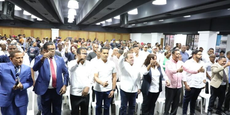 Paliza juramenta al diputado por Independencia y al alcalde de Duvergé, abandonan el PLD