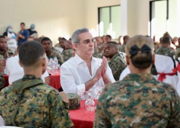 Presidente Abinader almuerza con comunitarios de la región Enriquillo en Barahona, y con miembros 5ta Brigada de Infantería del ERD