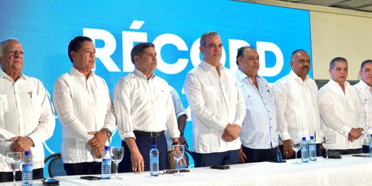 Presidente Abinader destina más de mil millones de pesos al sector avícola que beneficiarán a grandes y pequeños productores.