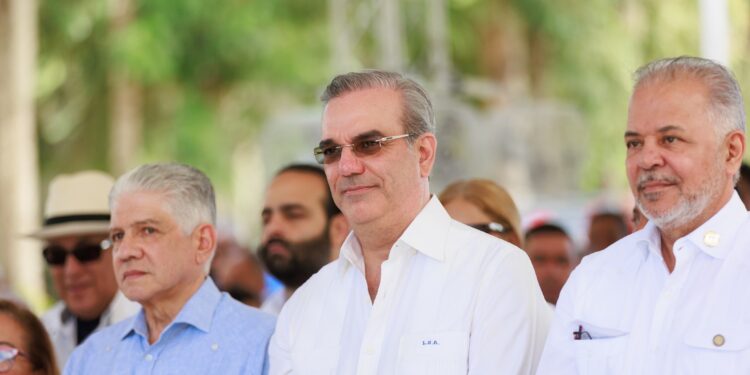 Presidente Abinader inaugura en Santiago cuatro carreteras, un centro comunal y un hospital