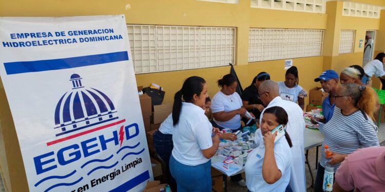 EGEHID y otras autoridades inician jornada de asistencia social en el sector Las Flores de San Cristóbal