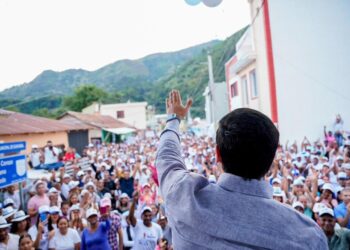 Roberto Ángel juramenta en PRM regidora Gabriela Quezada junto a 203 dirigentes del PLD y FP en Azua