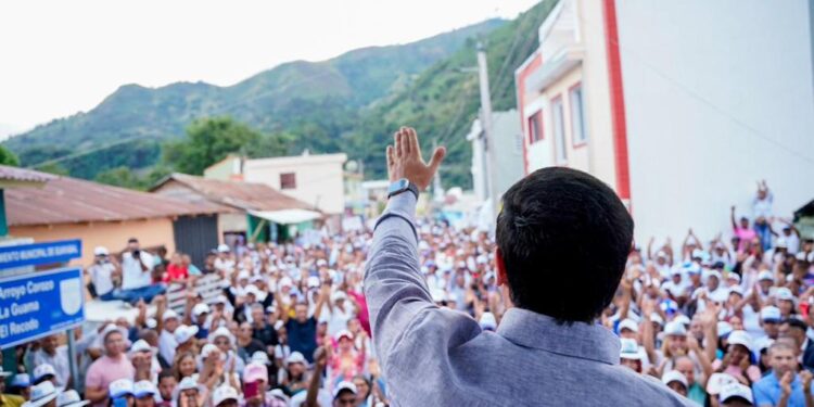 Roberto Ángel juramenta en PRM regidora Gabriela Quezada junto a 203 dirigentes del PLD y FP en Azua