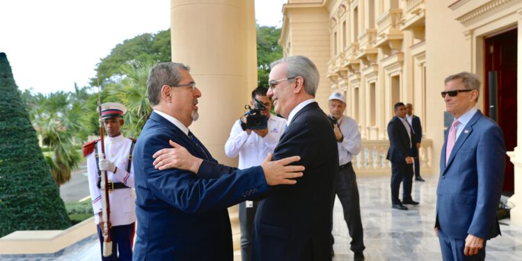Presidente Abinader recibe en el Palacio Nacional al presidente electo de Guatemala, Bernardo Arévalo