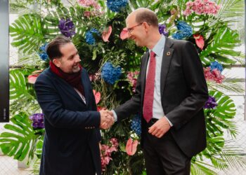 Banco Ademi firma acuerdo de hasta RD$1,400 millones con FMO en beneficio de los microempresarios