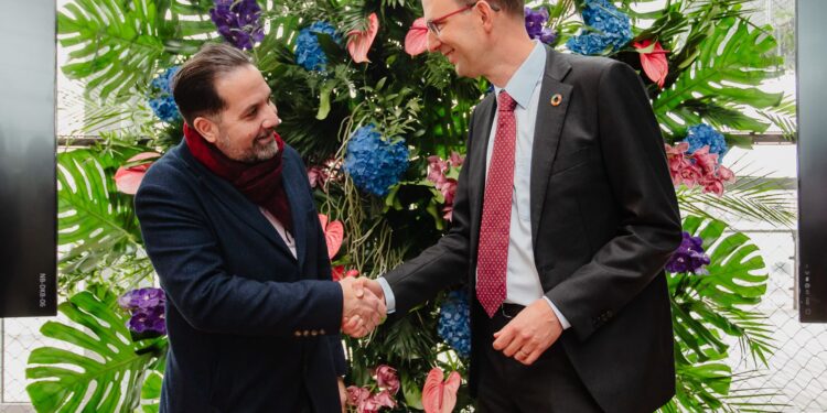 Banco Ademi firma acuerdo de hasta RD$1,400 millones con FMO en beneficio de los microempresarios