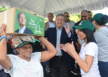 Leonel reparte miles de cajas navideñas con motivo de Noche Buena