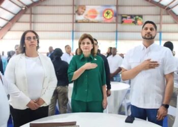 Vicepresidenta compartió almuerzo con moradores de San Cristóbal