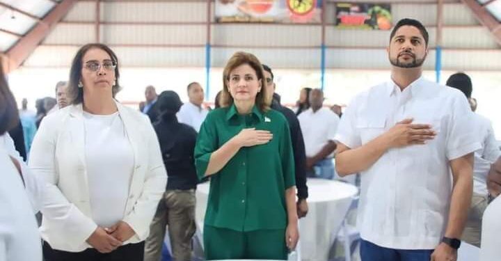 Vicepresidenta compartió almuerzo con moradores de San Cristóbal