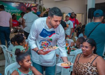 Carlos Valdez realiza cena navideña a niños de Haina por ocasión número 11