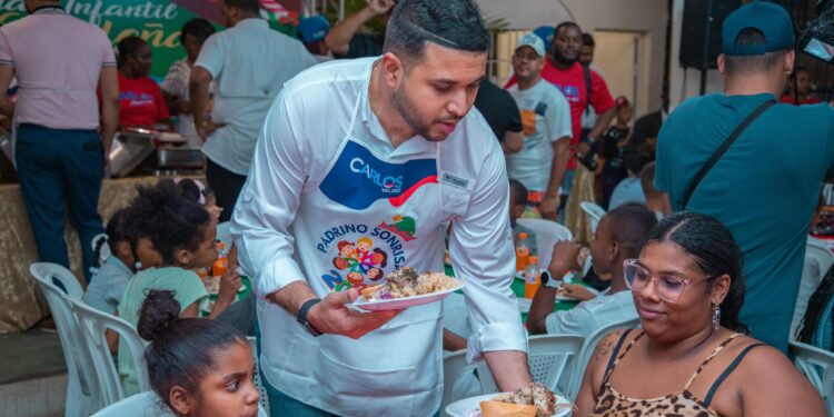 Carlos Valdez realiza cena navideña a niños de Haina por ocasión número 11