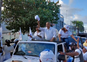 PRM calienta la pista con multitudinario bandereo en San Cristóbal