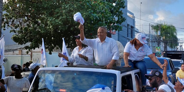 PRM calienta la pista con multitudinario bandereo en San Cristóbal