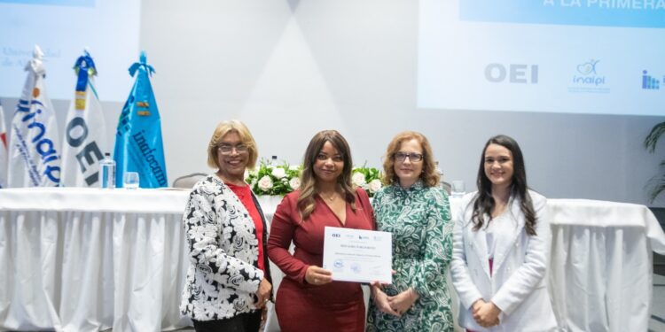 INAIPI, INAFOCAM y la OEI entregan más de 400 certificados a participantes del diplomado en Atención a la Primera Infancia