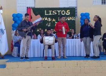 Centros educativos reciben con actos culturales y patrióticos a estudiantes en regreso a las aulas