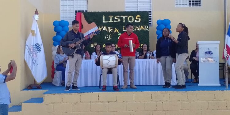 Centros educativos reciben con actos culturales y patrióticos a estudiantes en regreso a las aulas