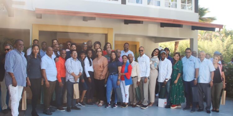 Gobernadora SC y diputado Lara Salazar realizan encuentro con la prensa local