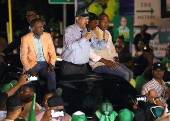 Leonel censura que Abinader tenga en abandono a Samaná: “sin agua y sin luz”.