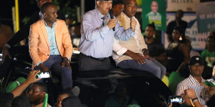 Leonel censura que Abinader tenga en abandono a Samaná: “sin agua y sin luz”.