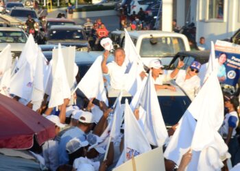 PRM realiza bandereo en San Cristóbal en respaldo a candidatura a alcalde de Nelson De La Rosa