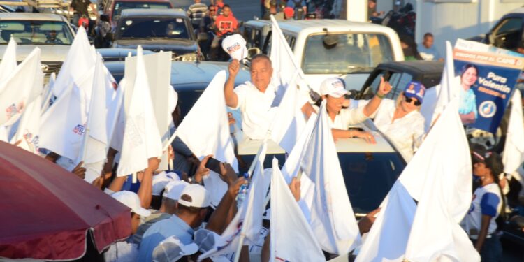 PRM realiza bandereo en San Cristóbal en respaldo a candidatura a alcalde de Nelson De La Rosa