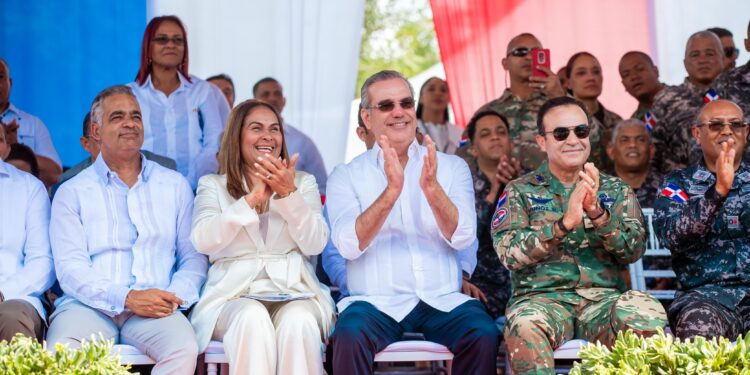 Presidente Abinader encabeza desfile cívico, militar y policial por 211 aniversario del natalicio de Juan Pablo Duarte