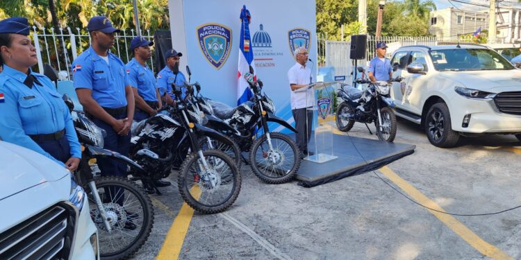 Ministro Hernández fortalece flota vehicular de la Policía Escolar para reforzar seguridad de comunidad educativa 