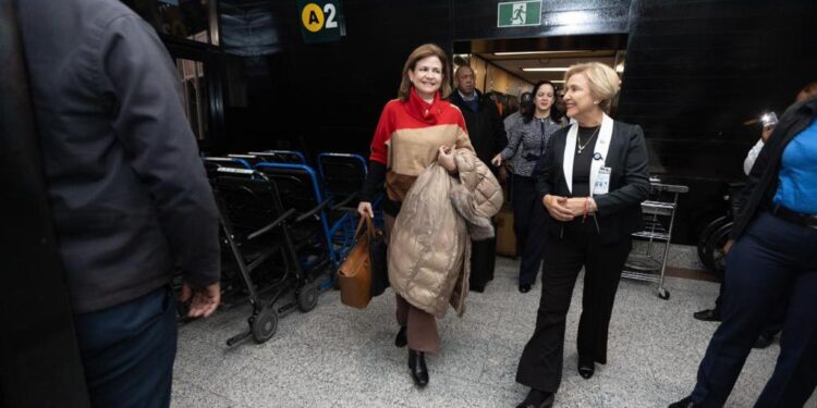 Vicepresidenta regresa al país luego de concluir agenda en Davos, Suiza