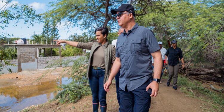 Ministro Igor Rodríguez: “Gobierno entrega miles de raciones y enseres a familias afectadas por las lluvias en Montecristi”