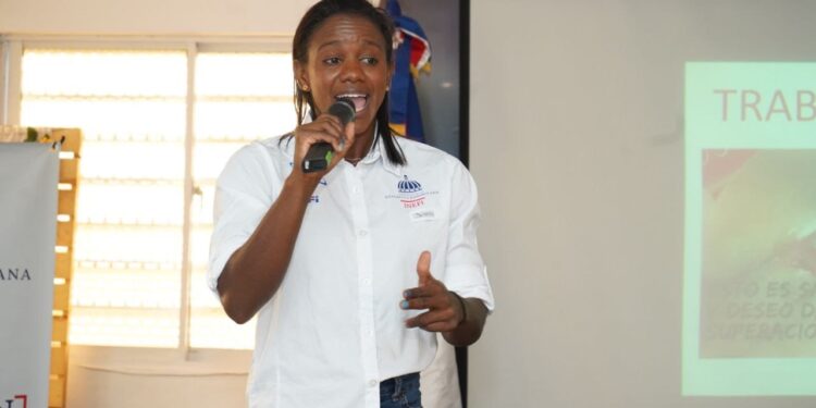 Yamilet Peña imparte charla sobre gimnasia en el Centro Educativo Aprendiendo Feliz