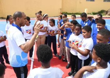 INEFI realiza exhibición y charlas deportivas en la Escuela Básica República de Colombia
