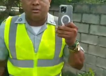 Destituyen de sus funciones mayor de la DIGESETT que tuvo altercado con patrulleros en autopista Samaná