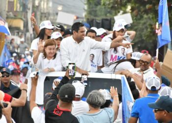 Kelvin Cruz encabeza multitudinaria caravana en La Vega.