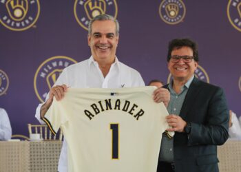 Presidente Abinader entrega 3100 títulos de propiedad a residentes del Tamarindo primero