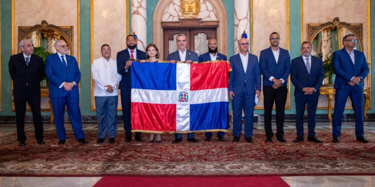 Presidente Abinader entrega bandera dominicana para la Serie del Caribe 2024 a los Tigres del Licey