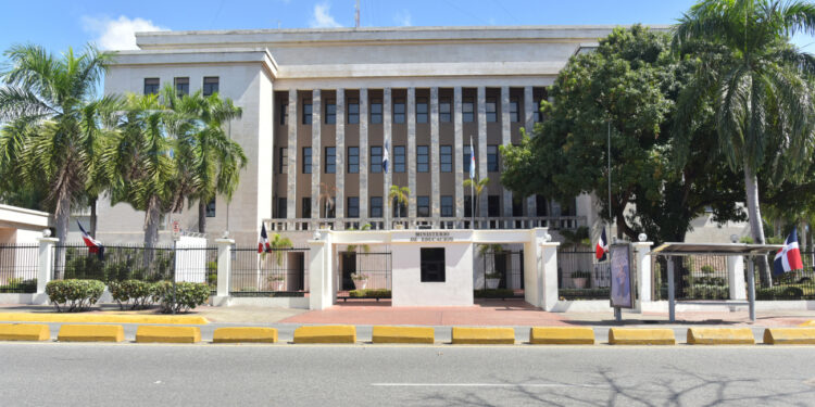 Minerd y Ministerio Público asumen investigación sobre mal uso de pesticidas que provoca intoxicación en escuela de Cenoví, SFM